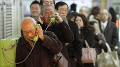 Japan Phone crowds queue